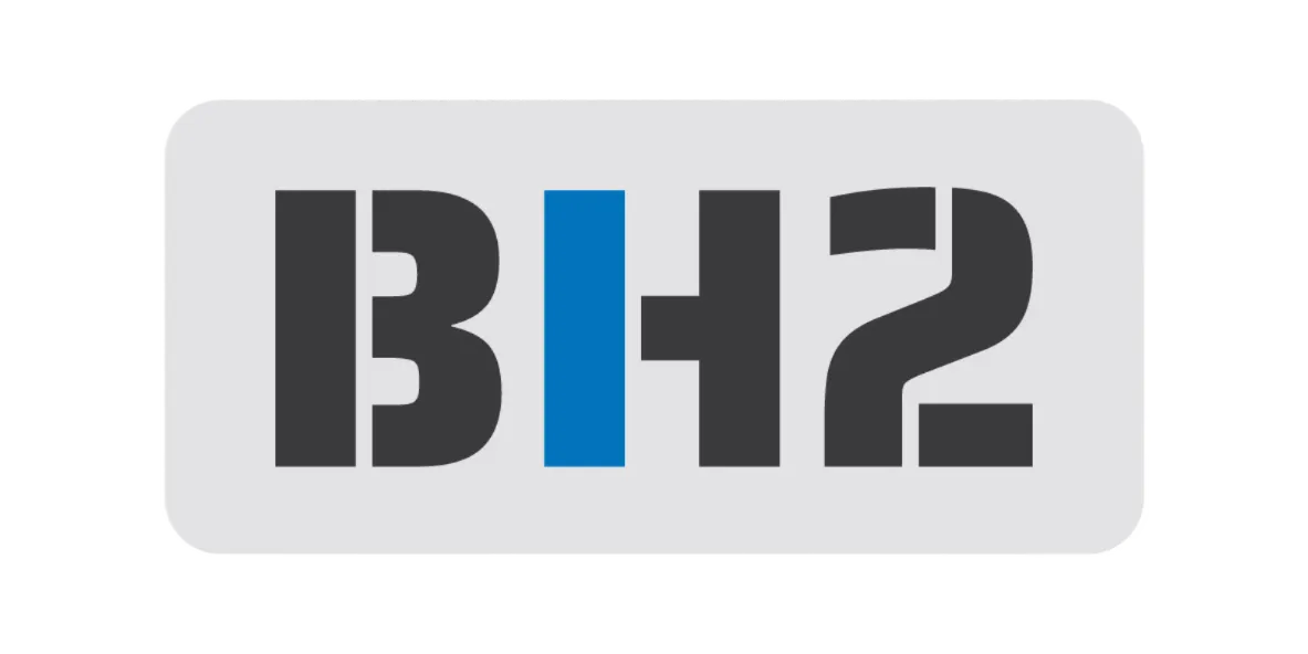 BH2 inženieru konstrukciju projektēšanas biroja logo - melns ar zilu uz pelēka fona